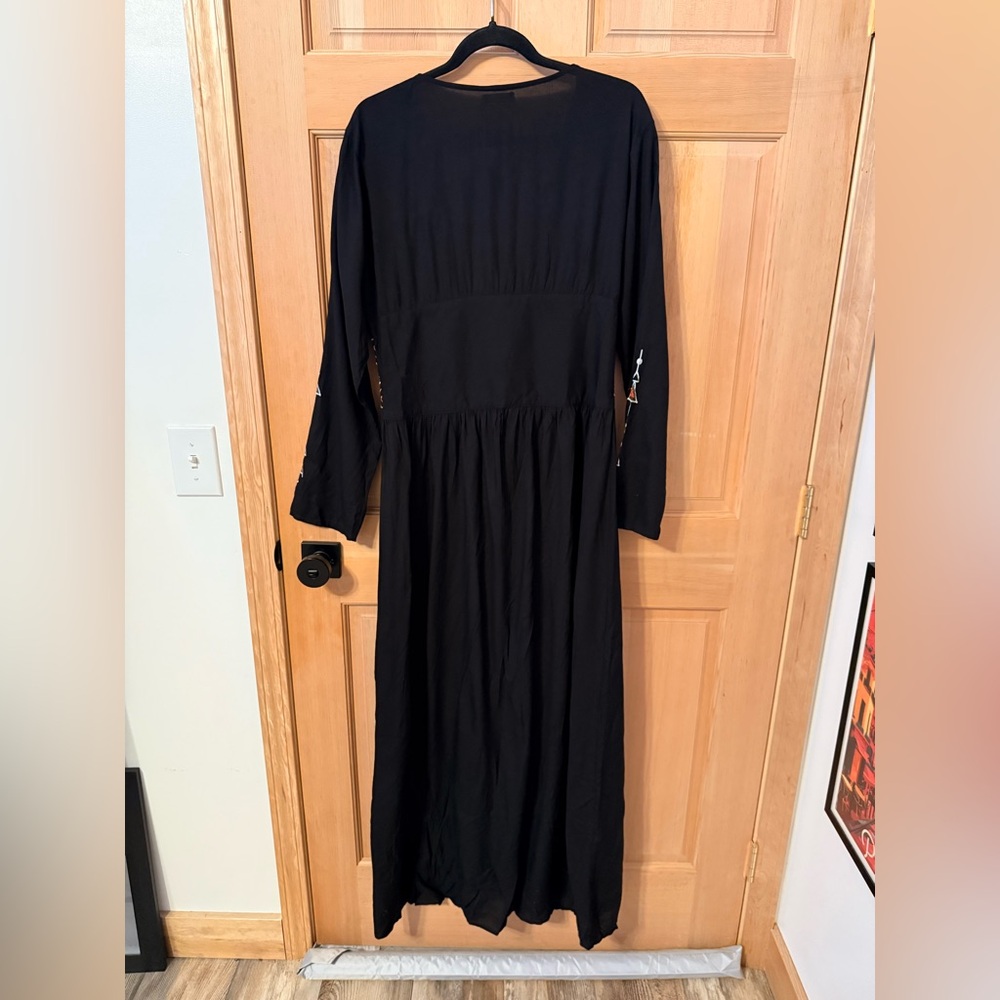 Boohoo | Plus Embroidered Plunge Maxi Dress Black - Size US12 | new with tags - Picture 8 of 8